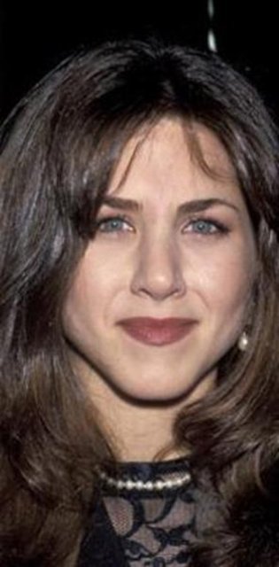 Jennifer Aniston'un 20'li yaşlarındaki yüzü böyleydi.