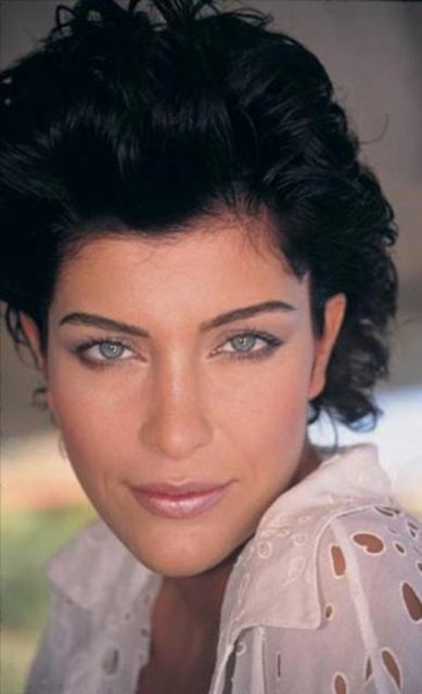 Yüzüne 6 ayda bir botoks yaptırıyor.