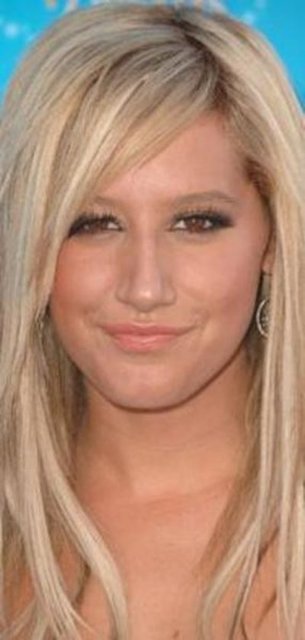 Genç yıldız Ashley Tisdale'in yüzüne dikkatli bakın.