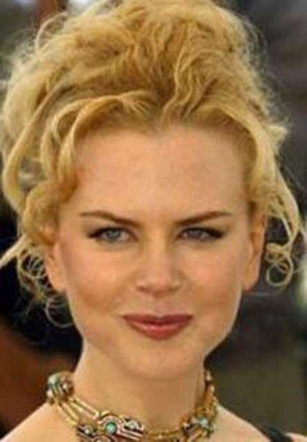 Bu da 40 yaşındaki görüntüsü. Güzel yıldızın geçen zamana karşı sanki 'dondurulmuş' gibi görünmesinin nedeni ise sık sık yaptırdığı için eleştirildiği botoks elbette.