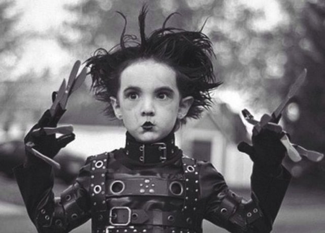 O sıra dikkatim dağınıktı ve neden bahsettiğini anlamam zaman aldı. Kimden bahsettiğini sordum ve köşede kolu incinmiş bir adam gördüğünü söyledi. Tabi ki orada kimse yoktu. Oğlum sakince adamın adının da Joshua olduğunu ve merhaba dediğini söyledi. -