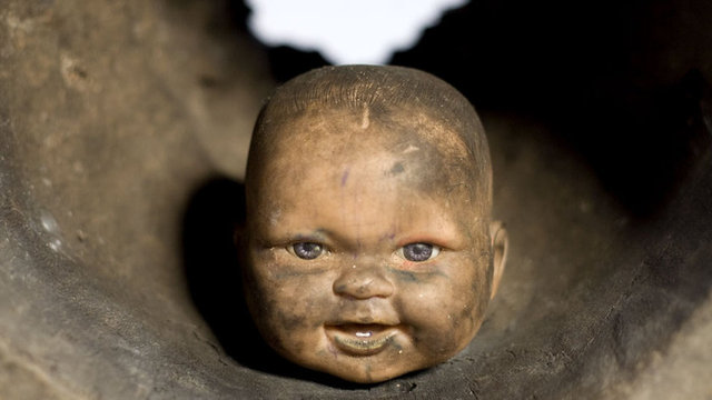 Başka bir zaman ise ben hamileyken ölen bir arkadaşımın fotoğrafını gördü. Fotoğraftaki kızın uyuması için kendine şarkılar söylediğini söyledi. Arkadaşım, eğitimli bir opera sanatçısıydı.  -