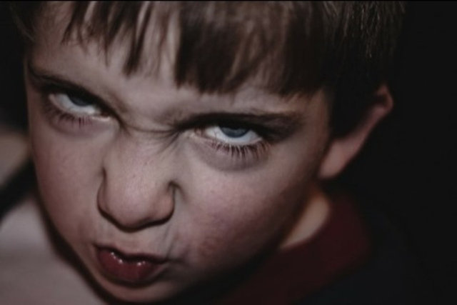 4. İlk çocuğum doğduğundan beri içine kapanık, sessiz ve dalgın bir çocuktu. İki yaşındayken bir gün onu banyoda aynanın karşısında dikilirken yakaladım. Kendisini izlediğimin farkına bile olmadı.