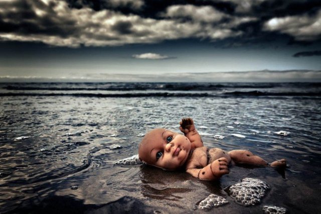 Birkaç ay sonra bebeklerden bahsederek uyandı ve bebeklik fotoğraflarını görmek istedi. Rüyasında karnımda bir bebek olduğunu ve erkek olduğunu gördüğünü söyledi. İki gün sonra sabah bulantıları başladı. Test yaptım ve hamileydim. Bir oğlum daha oldu.