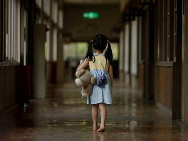 Neden böyle yaptığını sorduğumda bana yine o adamı gördüğünü söyledi. Daha sonra düğün albümüme bakarken fotoğrafta babamı işaret etti ve gördüğü adamın o olduğunu söyledi. Çok şaşırmıştım çünkü babam 7 yıl önce, kızım doğmadan 3,5 yıl önce, ölmüştü. -