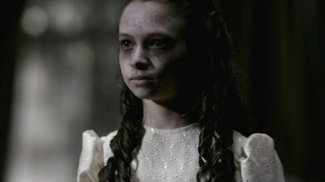 18. Uzun yıllar önce beş yaşındaki kızımı henüz o gün taşındığımız evde uyurken kontrol etmeye gittim. Onu yatağın üstünde uzun saçları yüzüne dökülmüş bir şekilde dimdik otururken buldum.