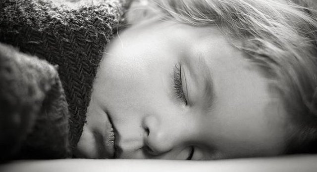 7. Üç yaşında olan kızım bir gün ağlamaya başladı ve bana o günün oğlunun savaşta öldüğü gün olduğunu söyledi.