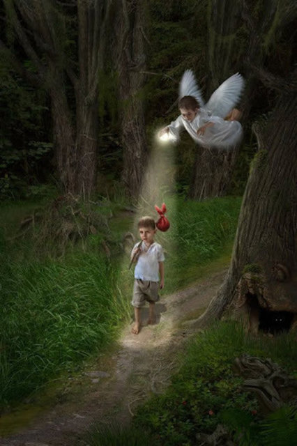 Öteki kızım tereddüt bile etmeden 'Büyük ihtimalle koruyucu meleğimi gördün. Ben her gece seninkinin yatağının ucunda oturduğunu görebiliyorum.'