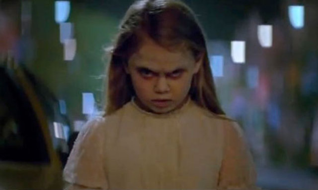 Ürpererek iyi olup olmadığını sorduğumda gözünü bile kırpmadan kafasını kaldırdı ve mükemmel bir İngiliz aksanıyla 'Annecim, oyun oynamak istiyorum.' dedi. Gülümseyip kafasını cevap bekler gibi yana eğmişti.