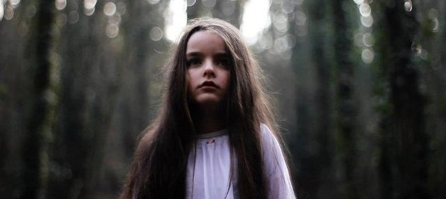 3. 5 yaşındaki kızım henüz anaokuluna başlamamıştı ve okuma-yazma bilmiyordu. Bir gün bana çizdiği resmi göstermek için yanıma geldi. Kağıdın üstünde kocaman ve mükemmel yazılmış harflerle 'Sheila'yı görüyorum.' yazıyordu.