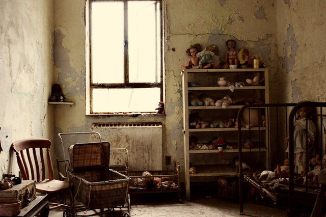 8. Dört yaşındaki kızım odasında ışık kapalıyken uyumaktan korkuyor çünkü ''Jessie'' 'nin odanın köşesinde durup kendisine hırladığını söylüyor. 'Jessie' kim diye sorduğumda bana genç yaşlarda boğularak ölen bir hayalet olduğunu söyledi.