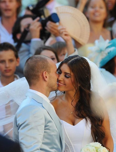 Hayatıma Brad Pitt girse bile, kimse Wesley'nin yerini tutamaz. O adam gibi adamdır. Anne olmak benim hayalim, bunu kimseden hiçbir zaman saklamadım ama acele de etmiyorum...