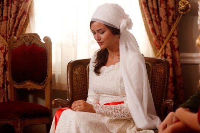 Evcen, Mürvet karakteriyle oynadığı dizinin setinde öğle yemeği için sete getirilen pideyi "Asla yemem. Bana meyveli yoğurt bulun. Ama sakın bakkala gidip almayın. Ev yoğurdunun içine yeşil elma ve mandalina doğrayın" dedi.