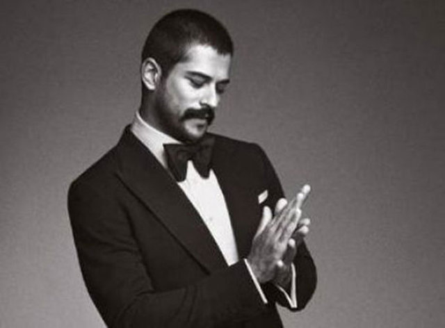 Ancak yeni dizisi Kara Sevda için Özçivit radikal bir değişiklik yaptı ve yıllardır kesmediği bıyıklarını feda etti! -