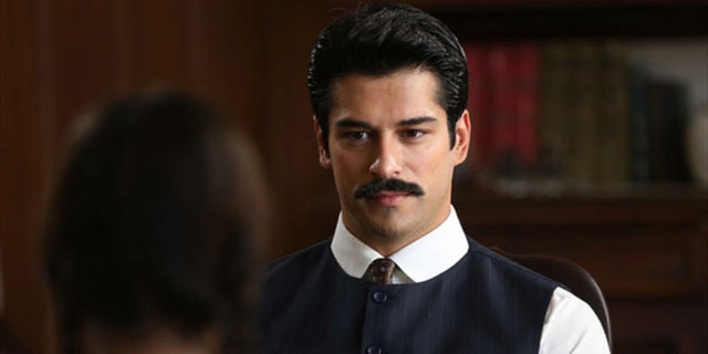 Burak Özçivit'in başrolünü oynadığı Kara Sevda dizisinin 2. fragmanı yayınlandı. Uzun süredir sakallı ve bıyıklı olan Burak Özçivit'in Kara Sevda için yeni imajı da dikkat çekti. -
