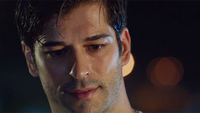 Özçivit'in bıyıksız sakalsız yeni hali Kara Sevda dizisinin yeni fragmanında ortaya çıktı. Özçivit'in hayranları ünlü oyuncuyu yeni imajıyla görünce büyük şaşkınlık yaşadı. -