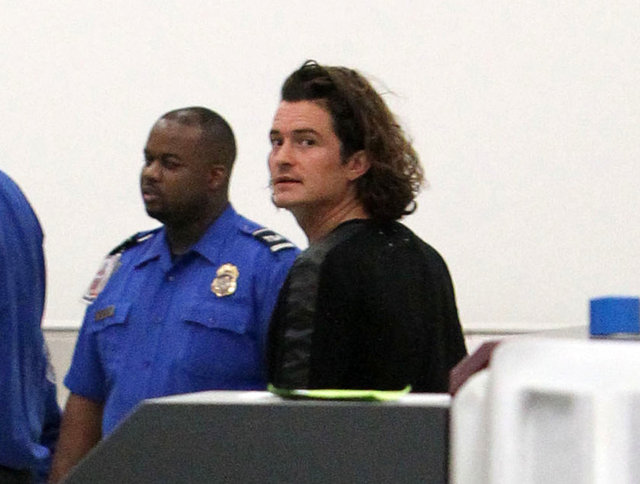 Gomez yanında bir arkadaşıyla yürürken Bloom da onun birkaç adım gerisindeydi.