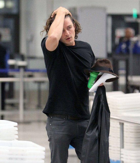 Ama ikisinin aynı anda havaalanında görüntülenmesi "acala yeni bir aşk mı" dedikodularına yol açtı.