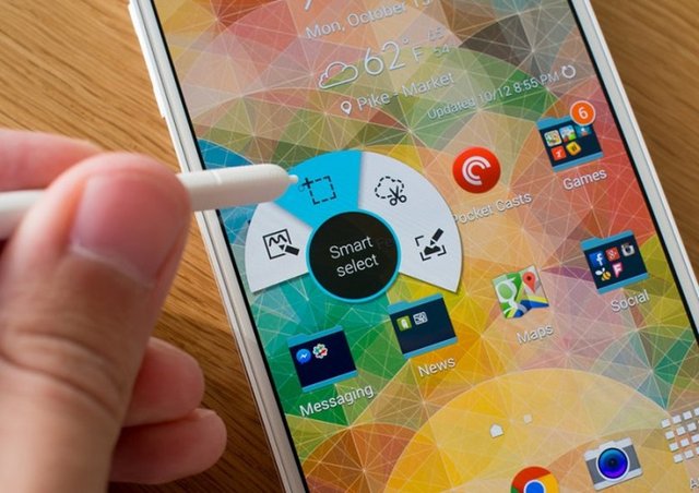 S-Pen gelişmiş basınç hassasiyeti sayesinde dijital el yazısı deneyimi sunuyor. Kalemle aldığınız bir notu ana ekrana widget olarak adayabilirsiniz. S-Pen için geliştirilen menüyü kullanırken, artık ana ekranda birden fazla çalışma yapılabilecek.