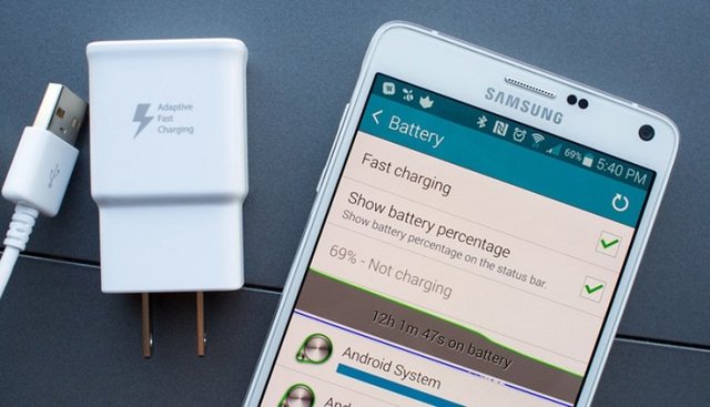 Hızlı şarj Note 4'te ön plana çıkan özelliklerden. Çıkarılabili Li-ion 3220 mAh pil 30 dakikada yüzde 50'lik doluluk oranına ulaşabiliyor.