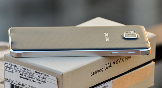 Stil olarak Galaxy S5'in geliştirilmiş hali olan telefon, Samsung'un fiziksel giriş düğmesine sahip. Metal çerçeve dışında telefonun arka yüzü ise her zamanki gibi plastik. Telefon, su geçirmezlik sunmuyor.