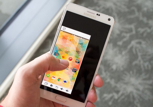 Yılın en ilgi gören phablet türü telefonlardan olan Note 4 büyük ekranı ile ön plana çıkıyor. Büyük ekran kullanamayanlar için tek ellek kullanım moduyla ekran normal bir telefon boyutuna indirilebiliyor.