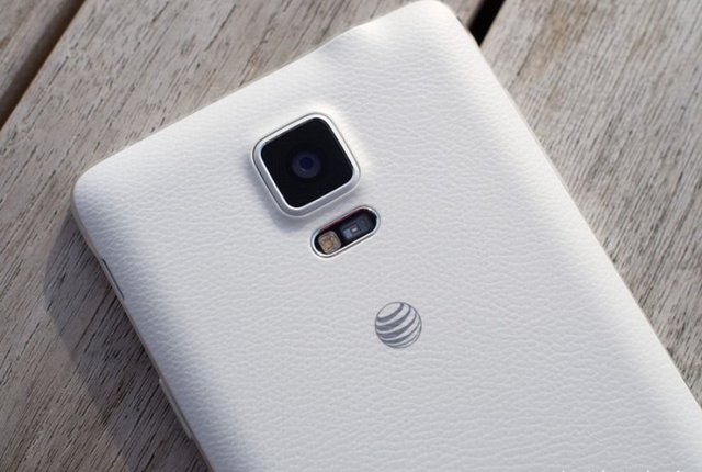 16 megapiksellik kamerası Optik Görüntü Sabitleyici (OIS) özelliği sayesinde hareketin neden olduğu bulanık görüntülerin büyük ölçüde önüne geçiliyor.  3.7MP önkamera ile panoromik fotoğraf çekilebiliyor.