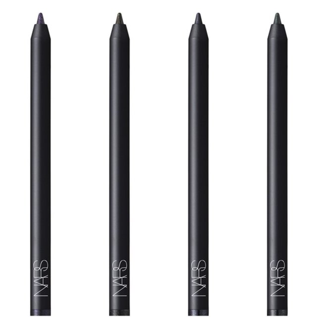 Göz kapağınızın iç kısmı ve kirpik diplerinize uygulayacağınız siyah eyeliner için önereceğim ürün; Nars Night series Eyeliner Night Flight olacak.