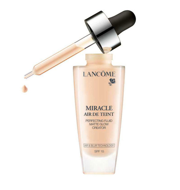 Yeni sezonda makyajınızın bazı; nemli değil, mat olmalı. Kaşmir tonlarında, mat görünüm elde edebileceğiniz en doğru ürün ise,  Lancome Miracle Air de Teint Fondöten olacaktır.