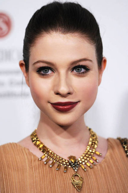 Bu sezon kusursuz dudaklara şahit olacağız. Net çizgilerle belirlenmiş ve mat rujlarla renklendirilmiş, çarpıcı dudaklar 2014 sonbahar-kış makyaj trendlerinin başında geliyor.