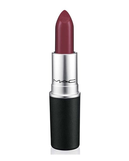 Bu göz alıcı dudaklar için; MAC Lipstick in Hearts Aflame ruju dudağınıza anlattığım şekilde uygulayın. Ardından saydam bir pudra yardımı ile matlaştırın, bir kat daha ruj uygulayın.