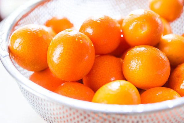 Doğu Asya ve Çin'de doğal olarak yayılış gösteren çalı biçimindeki kamkat; portakal, mandalina, limon gibi turunçgiller familyasının meyvesidir.