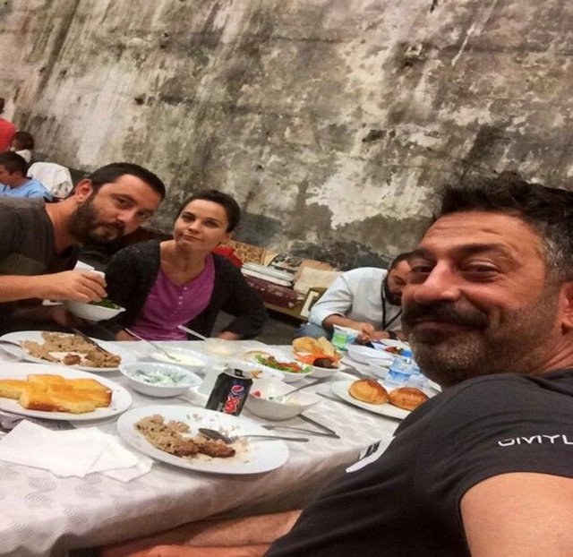 Para bittikten sonra, kedi etinden lahmacuna doğru gidiyorduk.