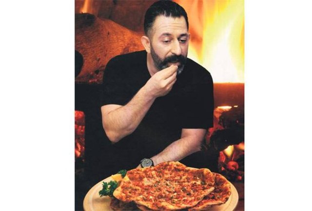 Karikatürcüler bildiğim kadarıyla düzgün beslenmez; Leman döneminde siz nasıl besleniyordunuz?  - Orada beslenme genelde manevi oluyordu. Bazen 48 saat doğru dürüst bir şey yemiyorduk.