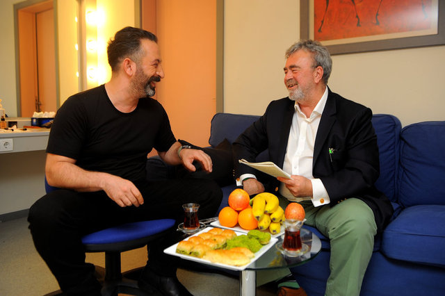 Ünlü şovmen Cem Yılmaz, mutfakla muhabbetini 'Beef&Fish' dergisine anlattı... Yılmaz, Mehmet Yasin'in sorularını yanıtladı...