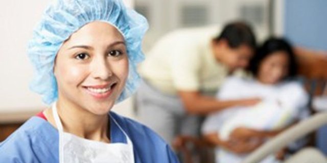 Konusunda bilgili ve deneyimli olduğundan emin olun. Doğum koçları ve ebelerin bağlı olduğu dernek ve kuruluşlardan isim önerisi alabilirsiniz. Önerilen isimlerden bir liste yaparak her biriyle yüz yüze görüşerek size en güven vereni seçebilirsiniz.