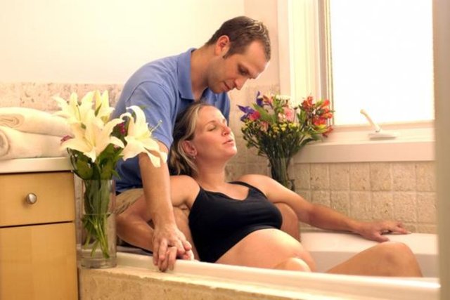 Bebeğin rahme ters gelmesi nedeniyle sezaryen gereken bir durumda, aceleyle ameliyat kararı verilmesini destekleyen bir arkadaş yerine şaşkınlığını ve hayal kırıklığını dinleyen bir doğum koçu daha faydalı olacaktır.