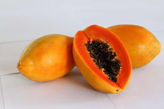 9-Papaya: Tropikal meyve olan papaya 185 miligram C vitamini içerir. Günlük ihtiyacın 2.5 katı.