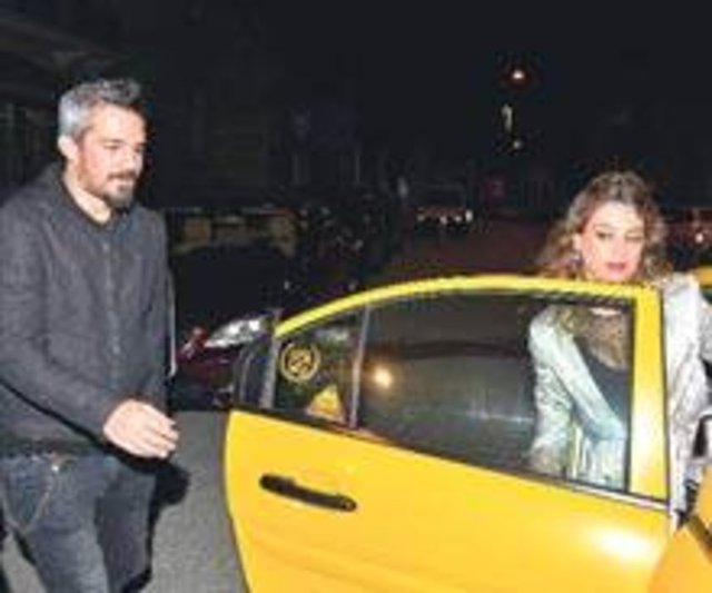 Öztürk bir süredir aşk yaşadığı Kargo grubunun solisti Koray Candemir'le önceki gece Karaköy'de bir kulüp çıkışı görüntülendi.