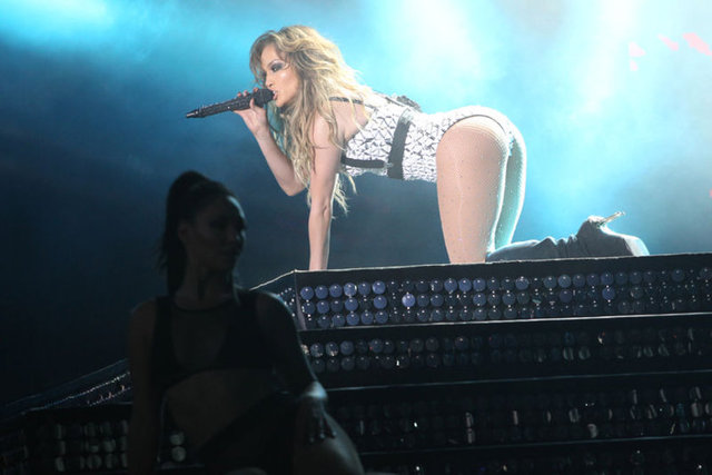 Fas medyasında da Jennifer Lopez'in 'müstehcen hareketler yaptığı ve çok açık giyindiği' şeklinde eleştiriler çıkmıştı.