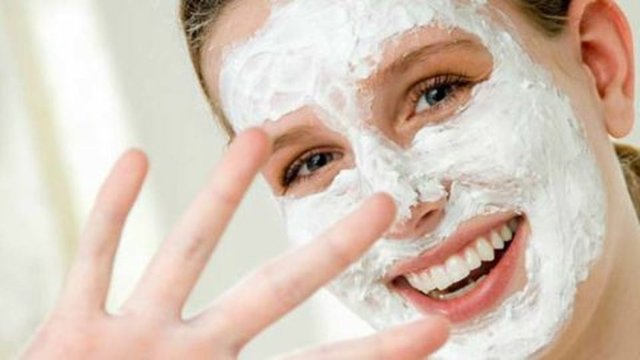 Mutfakta, elinzin altında bulunan doğal pek çok maddeden maske yapabilirsiniz. Bunların en faydalılarından biri de zeytinyağı ve bal ile yapılan saç bakım maskesi.