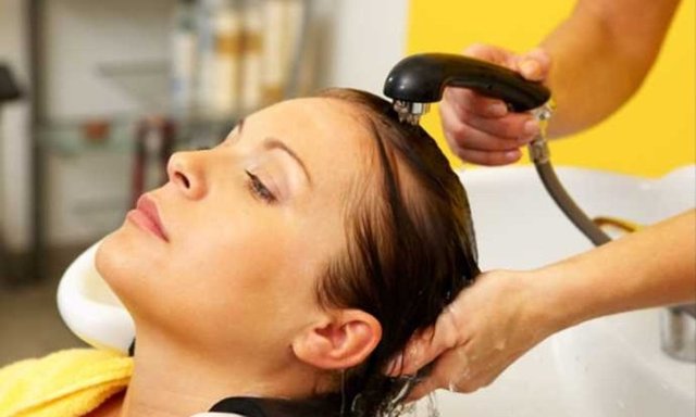 Öncelikle kuaförünüze uğrayın, saçınızdaki kırıklardan kurtulun ve kışın rahatlıkla kullanabileceğiniz bir model vermesini isteyin.