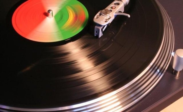 Playlistlerinizi gözden geçirin; chillout'tan lounge'a, jazz'dan klasik müziğe kadar keyifli bir sonbahar seçkisi yapın. -  -  -