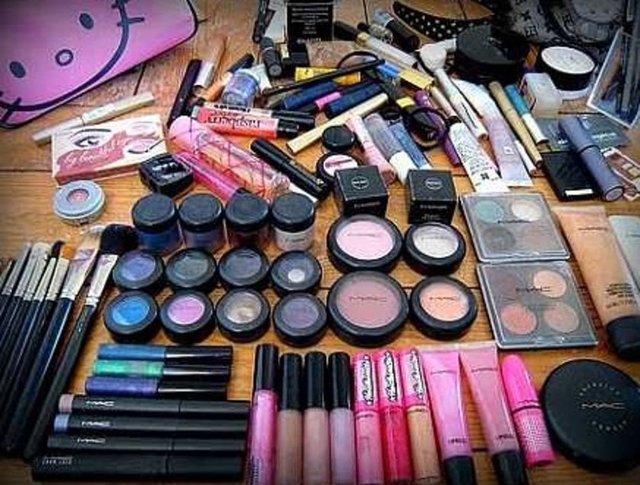 Güvendiğiniz bir markanın ihtiyacınız olan bakım ürünlerini belirleyin; şampuan, saç kremi, bakım maskesi, nemlendirici kürler, onarıcı serumlar...