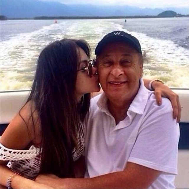 73 yaşındaki Del Nero, kendisinden tam 50 yaş küçük olan 23 yaşındaki Fontenele Katherine ile birlikte. Sosyal medyada ikilinin birlikte çekilmiş fotoğrafları yayıldı.