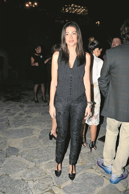 Makaron'un haberine göre; Geceye katılanlar arasında uzun süre Kıvanç Tatlıtuğ ile aşk yaşayan eski Dünya Güzeli Azra Akın ile Tatlıtuğ'un şimdiki sevgilisi Başak Dizer de vardı. Gece boyunca birbirlerinden kaçan ikili sürekli ayrı yönlere baktı.