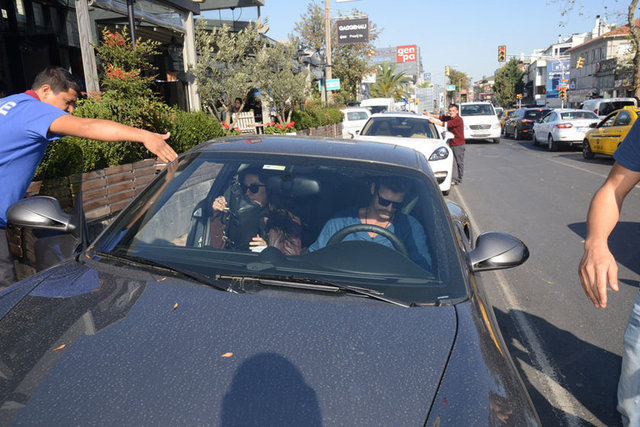 Trafikte yeni aldığı spor aracıyla boy gösteren oyuncu, bir ara aracının camını açıp gazetecilere, "Görüntü aldınız işimiz var" dedi.
