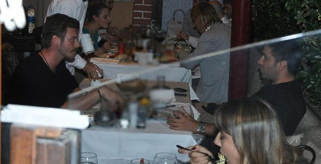 Kıvanç Tatlıtuğ ise o sıralarda rol aldığı dizisinin yapımcısı Kerem Çatay'la yemekteydi. Saatlerce masadan kalkmayan ve durgun görünen ikiliye daha sonra Tatlıtuğ'un sevgilisi Başak Dizer de katıldı.