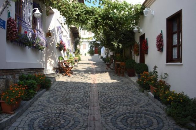 Birbirinden güzel taştan sokakları, küçük kafeleri ve eşsiz doğasıyla Bozcaada sonbahar tatilinizi geçirmeniz için sizleri bekliyor! -