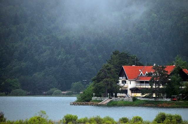 ABANT: -  - Sonbahar tatilleri için oldukça fazla tercih edilen, yeşille mavinin birleştiği Abant kafa dinlemeniz ve rahatlamanız için adeta biçilmiş kaftan.